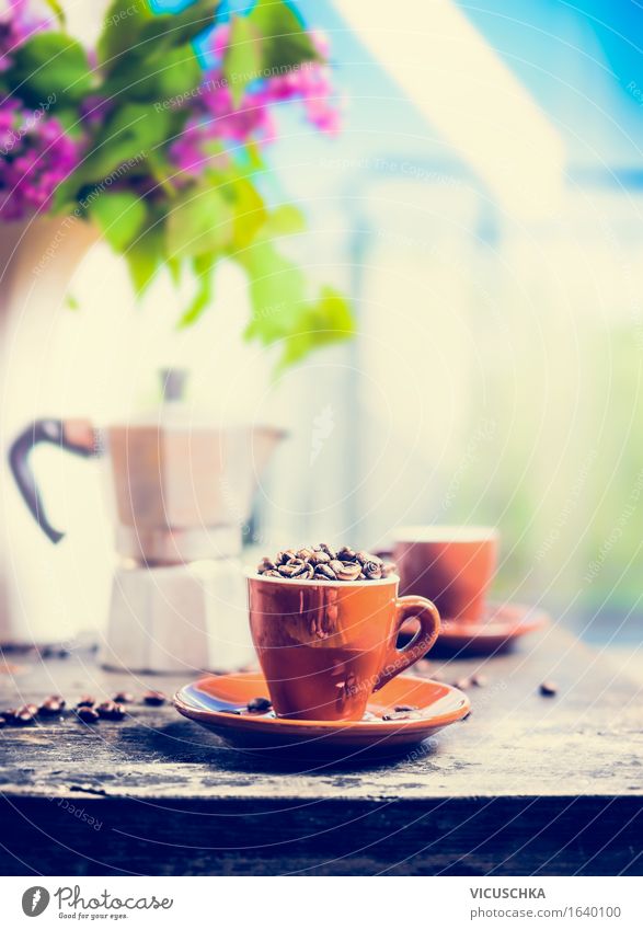 Espressotasse voller Kaffeebohnen auf Küchentisch Lebensmittel Frühstück Getränk Heißgetränk Tasse Lifestyle Stil Design Häusliches Leben Garten Tisch Natur