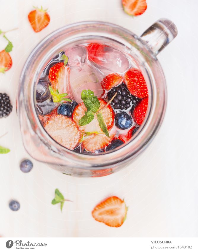 Krug mit Beeren Wasser und Eiswürfel Lebensmittel Frucht Getränk Erfrischungsgetränk Trinkwasser Saft Geschirr Stil Design Gesunde Ernährung sportlich Fitness