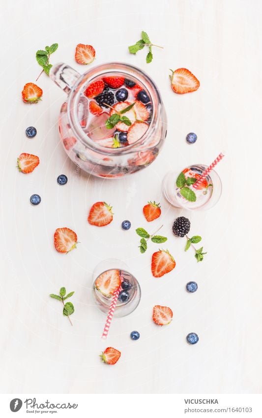 Sommergetränk mit Beeren und Eiswürfeln. Lebensmittel Frucht Bioprodukte Vegetarische Ernährung Diät Getränk Erfrischungsgetränk Limonade Saft Longdrink