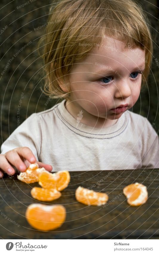 94 [mandarinenesser] Frucht Essen Bioprodukte Fingerfood Kind Gastronomie Junge 1-3 Jahre Kleinkind T-Shirt blond füttern Blick Wachstum authentisch schön
