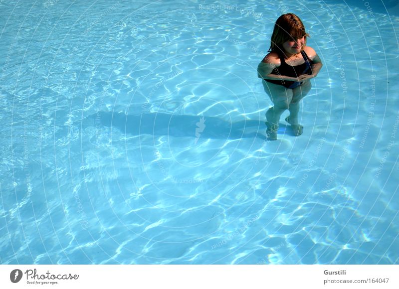 Bauch-weg-Training Farbfoto Außenaufnahme Tag feminin Mädchen 1 Mensch 8-13 Jahre Kind Kindheit Schwimmen & Baden blau