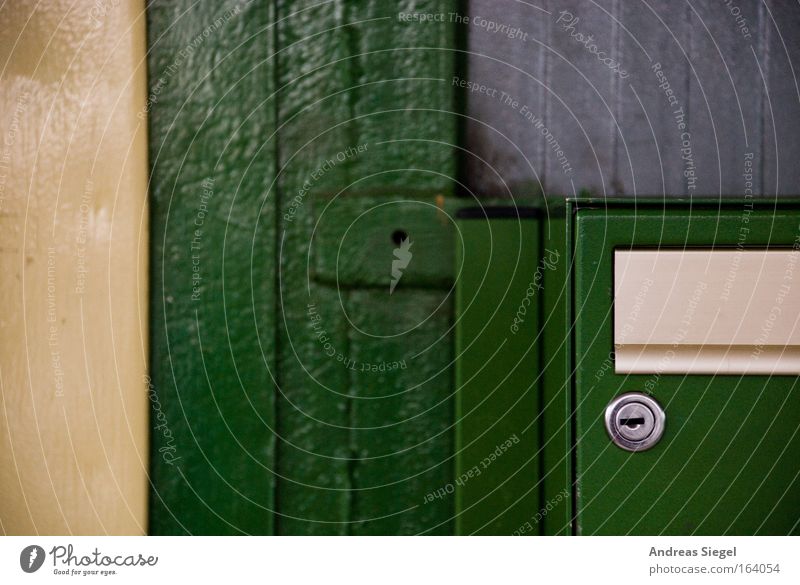 Sie haben (keine) Post Farbfoto Detailaufnahme Menschenleer Textfreiraum links Mauer Wand Briefkasten Schloss Kommunizieren schreiben gold grau grün Tag