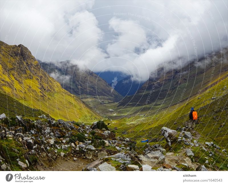 Ausblick auf das neblige Tal, Salkantay-Trek, Peru Mann Erwachsene Umwelt Natur Landschaft Urelemente Erde Luft Himmel Wolken Sonnenlicht Wetter Wind Nebel Gras