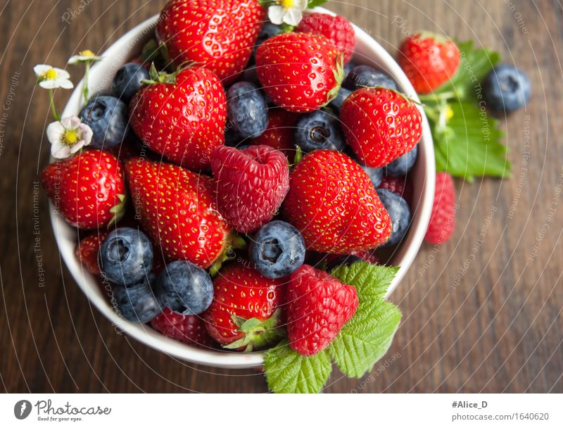 Beerenobst season Gesundheit Gesunde Ernährung Natur frisch gut lecker natürlich saftig blau braun mehrfarbig grün rot "Erdbeeren Himbeeren Heidelbeeren