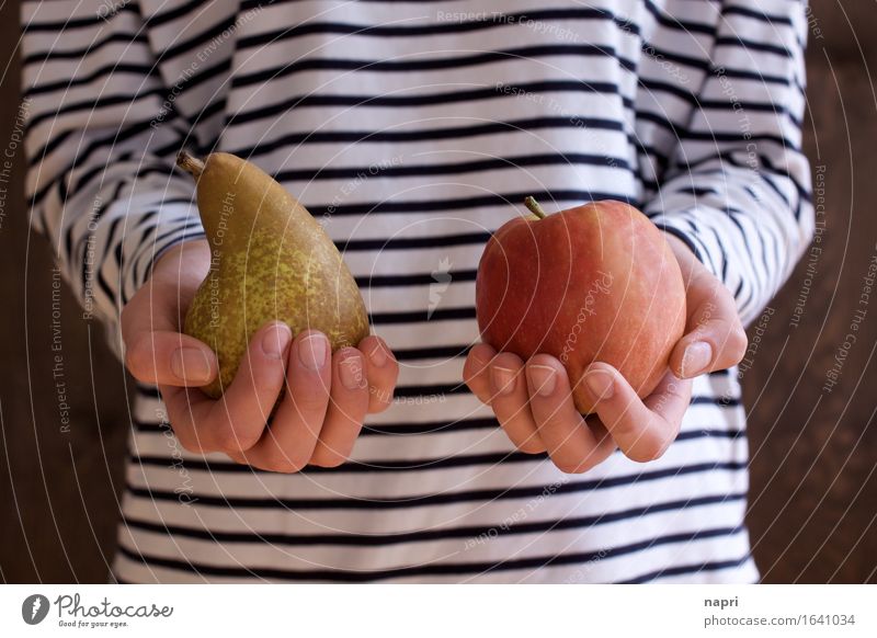 Vergleichsweise Frucht Apfel Birne Bioprodukte Junge Frau Jugendliche 1 Mensch 13-18 Jahre 18-30 Jahre Erwachsene wählen festhalten frisch Gesundheit natürlich