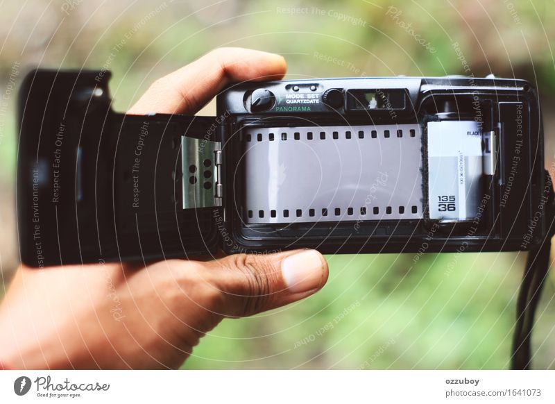 Analoge Kamera der hinteren Ansicht Lifestyle Fotografie Fotokamera gebrauchen berühren Spielen alt grau schwarz Begeisterung einzigartig Freizeit & Hobby