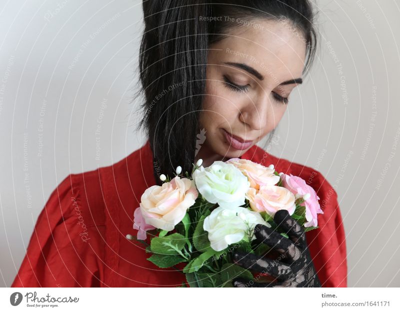 GizzyLovett feminin 1 Mensch Blume Blumenstrauß Kleid Handschuhe schwarzhaarig langhaarig Zopf festhalten träumen schön Gefühle Zufriedenheit Leidenschaft