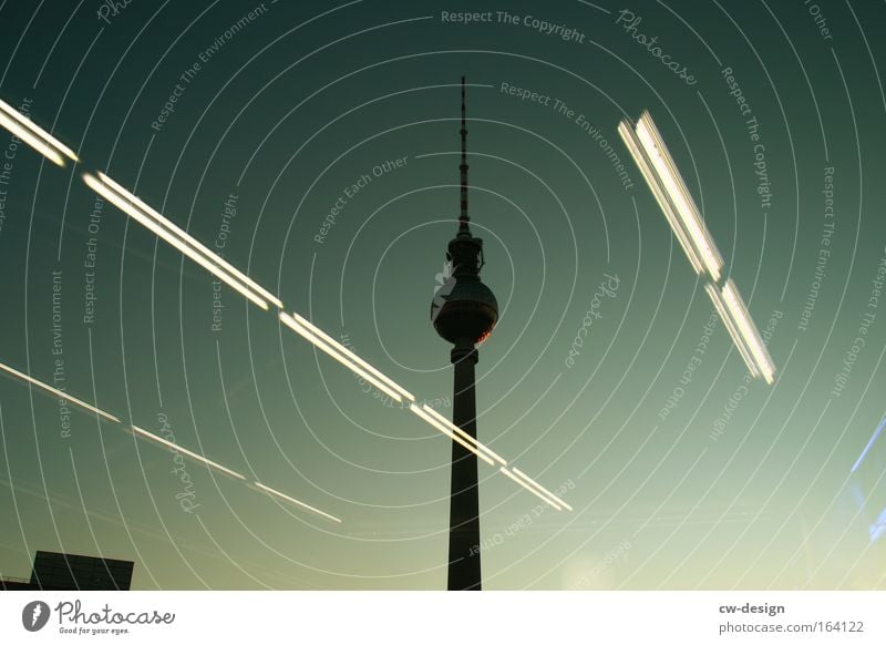 Das ist nicht Berlin [Pt. III] Farbfoto Außenaufnahme Abend Dämmerung Silhouette Gegenlicht Froschperspektive Stadtzentrum Skyline Turm Bauwerk Architektur