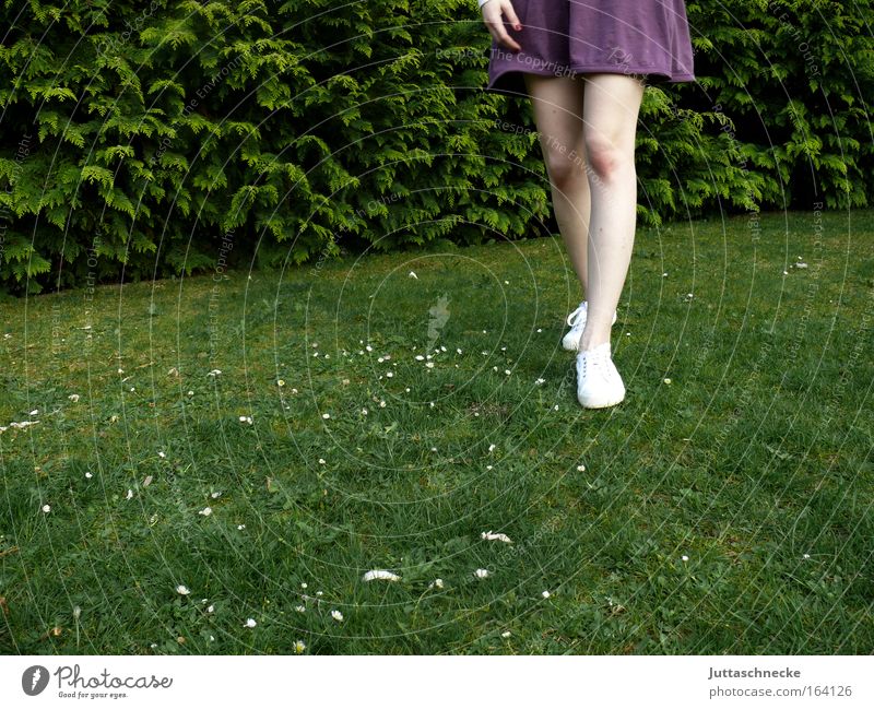 Step by Step Farbfoto Außenaufnahme Textfreiraum links Haut Wohlgefühl Garten Gartenarbeit feminin Junge Frau Jugendliche Erwachsene Beine Fuß 1 Mensch Frühling