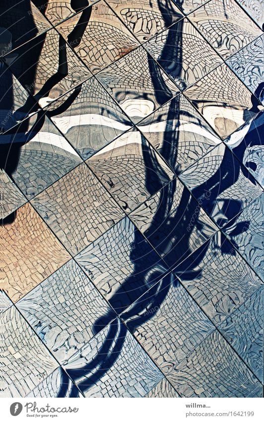 misslungenes self Kunst Spiegelfliesen Kopfsteinpflaster verrückt bizarr modern skurril Stadt Irritation Reflexion & Spiegelung abstrakte Kunst kariert Farbfoto