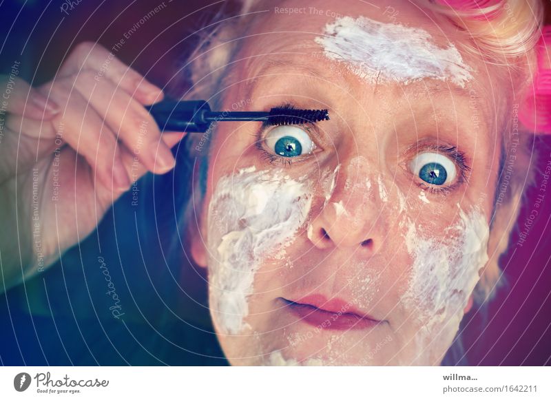 Frau mit Lockenwicklern und Quarkmaske schminkt sich schön Gesicht Kosmetik Creme Wimperntusche Mensch feminin Erwachsene Hand blond lustig verrückt Schminken