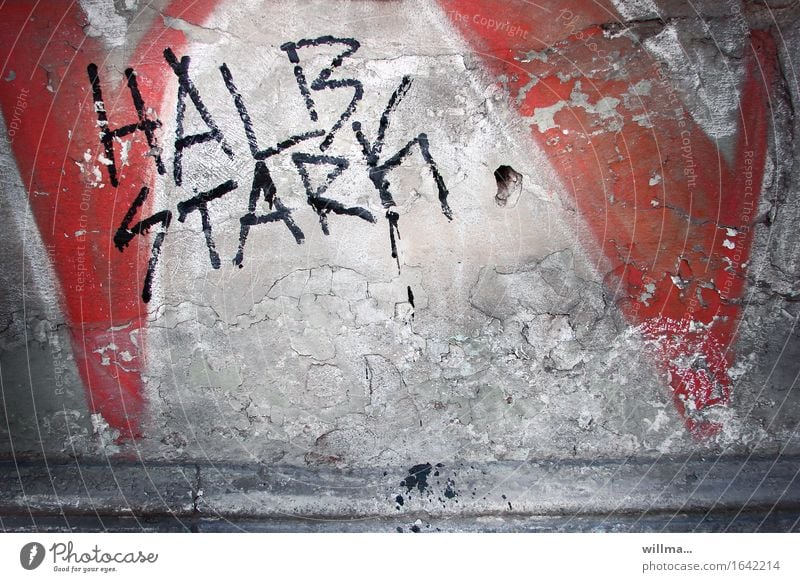 Halbstark. Vermutlich Selbsteinschätzung. halbstark Graffiti Schriftzeichen Subkultur Mauer Wand hässlich grau rot Umweltverschmutzung Verfall Vergänglichkeit