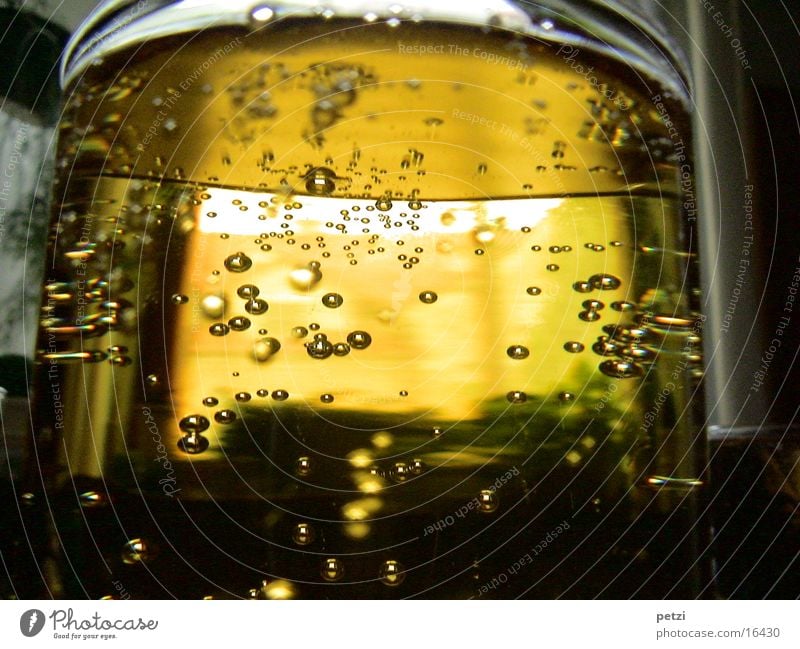 Prickelnd trinken Saft Alkohol Glas Flüssigkeit gelb Durst Sirup Luftblase Lichteinfall Alkoholisiert Farbfoto Innenaufnahme Detailaufnahme Textfreiraum unten