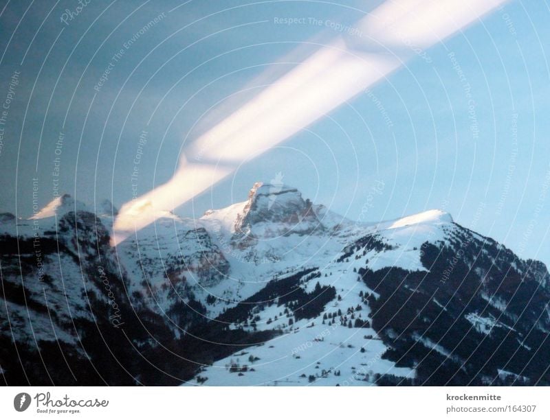 UFO SICHTUNG IN DER SCHWEIZ? Farbfoto Außenaufnahme Morgen Licht Sonnenlicht Sonnenstrahlen Natur Landschaft Urelemente Alpen Berge u. Gebirge Gipfel