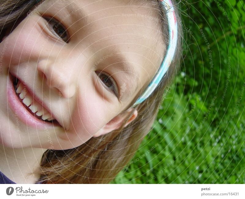 Ich bin so fröhlich Kind Mädchen Wiese lachen Fröhlichkeit grün Farbfoto Außenaufnahme Detailaufnahme Textfreiraum rechts Zentralperspektive Blick in die Kamera