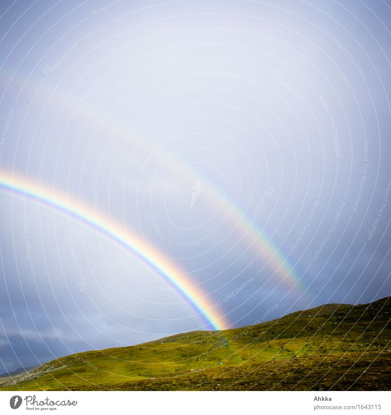 Ein doppelter Regenbogen Natur schlechtes Wetter Berge u. Gebirge leuchten paarweise Viertelkreis Farbfoto mehrfarbig Außenaufnahme abstrakt Menschenleer Tag