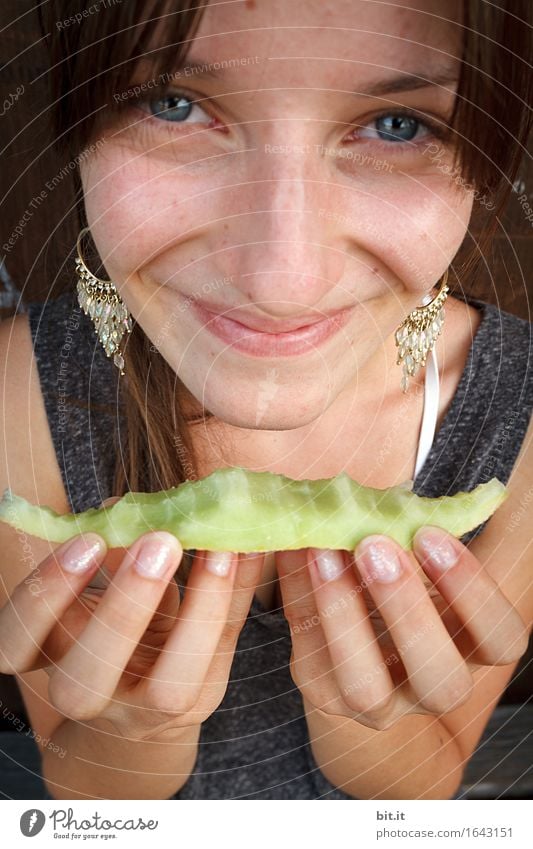 Gesundes Essen Lebensmittel Frucht Ernährung Bioprodukte Diät feminin Mädchen Junge Frau Jugendliche Freude Glück Zufriedenheit Lebensfreude Melone Farbfoto