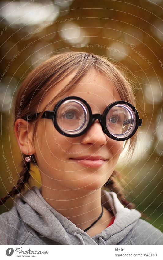 rund | schau Kindererziehung Kindergarten Schule Schulkind feminin Mädchen Kindheit Freude Glück Augenheilkunde Sehvermögen Brille Optiker Leseratte Streber