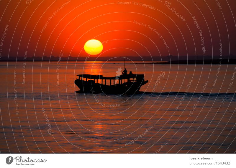 Big ball sunset at Irrawaddy with a boat Ferien & Urlaub & Reisen Sommer Strand Mensch Natur zurückhalten Zufriedenheit river Ayeyarwady Fluss Myanmar