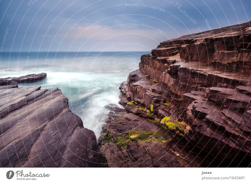 Schicht Wasser Felsen Wellen Küste Kilkee Republik Irland Europa alt frei wild blau braun weiß Horizont Farbfoto Außenaufnahme Menschenleer Tag Kontrast