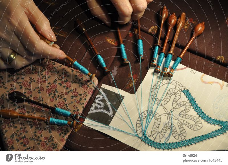 klöppeln Stil Design Freizeit & Hobby Handarbeit Spule Garnspulen Nähgarn feminin Finger Kunstwerk festhalten machen historisch braun türkis Leidenschaft