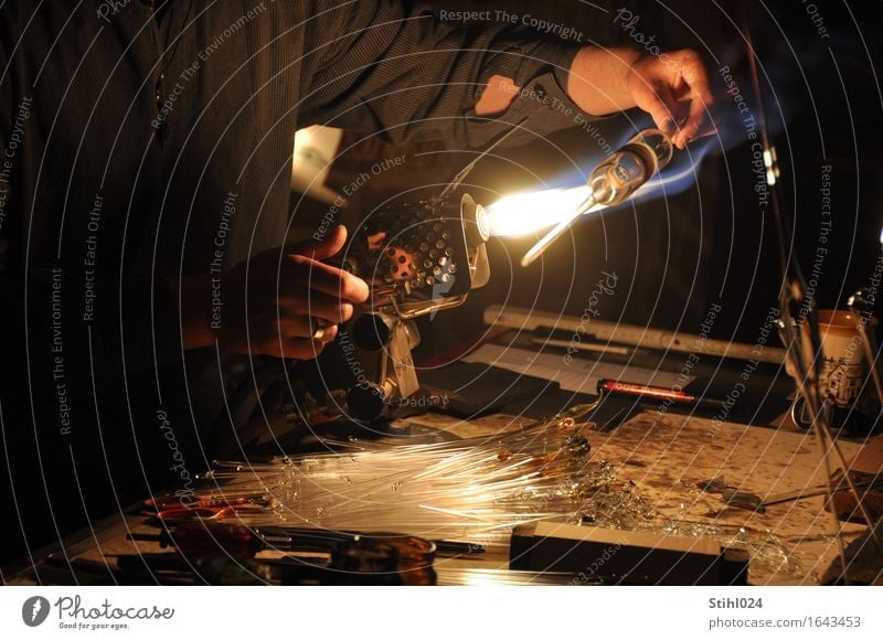 Glasbläser Design Handarbeit Handwerker Arbeitsplatz Werkzeug Gasbrenner brennen Flamme Wärme Arme Finger 1 Mensch Röhren Arbeit & Erwerbstätigkeit Bewegung