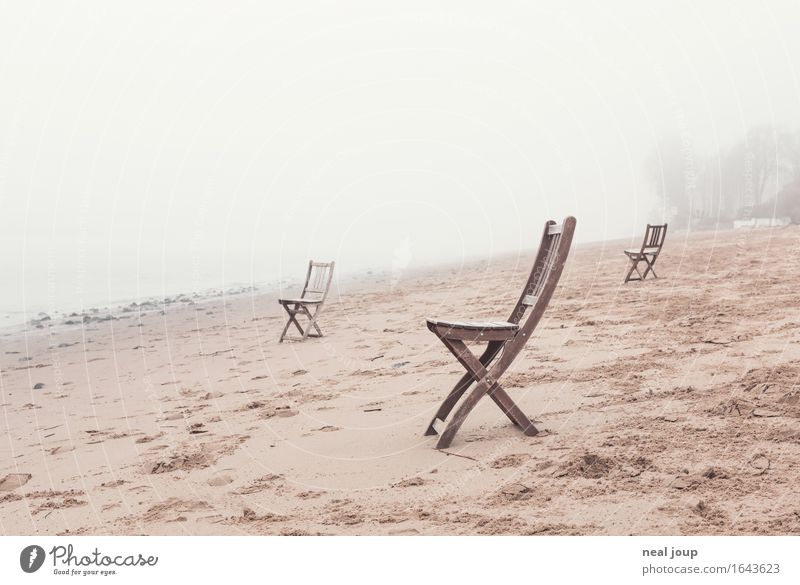 Elbufer – deluxe Sand Frühling Herbst Nebel Flussufer Strand Hamburg Stuhl Holz sitzen warten braun grau geduldig ruhig Fernweh Einsamkeit Erwartung ästhetisch