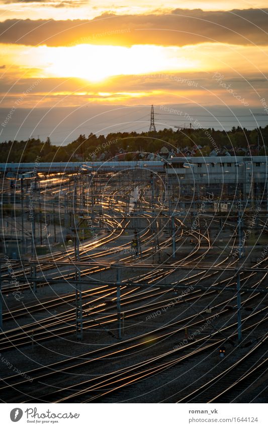 Viele Wege führen nach Stockholm Metall Horizont Gleise Eisenbahn Sonnenuntergang Reflexion & Spiegelung orange Wolken Verkehr Verkehrsmittel Schienenverkehr