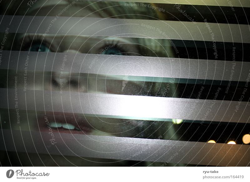 Sehnsucht Farbfoto Außenaufnahme Nacht Porträt Wegsehen feminin Junge Frau Jugendliche Erwachsene Haut Kopf Haare & Frisuren Gesicht Ohr Nase Mund Lippen 1