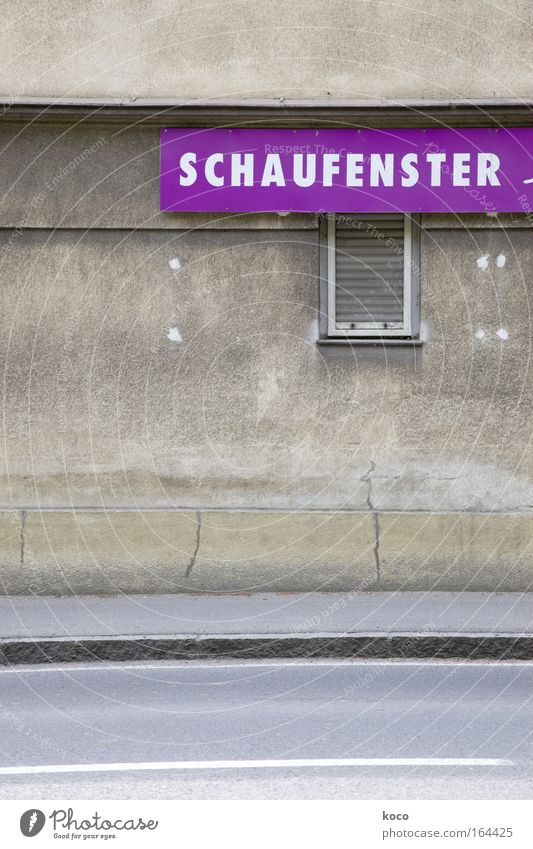 schaufensterschauen Farbfoto Außenaufnahme Menschenleer Tag Zentralperspektive Stadt Stadtrand Haus Gebäude Fenster Straße Schriftzeichen entdecken Blick grau