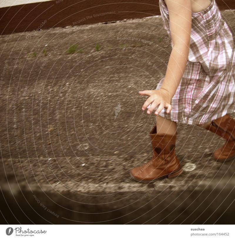 auf der mauer, auf der ... Kind Mädchen Mauer Sommer Asphalt Kleid Stiefel Muster Zufriedenheit Einfahrt Schwung Bewegung laufen Mensch Mädchengesicht Spielen