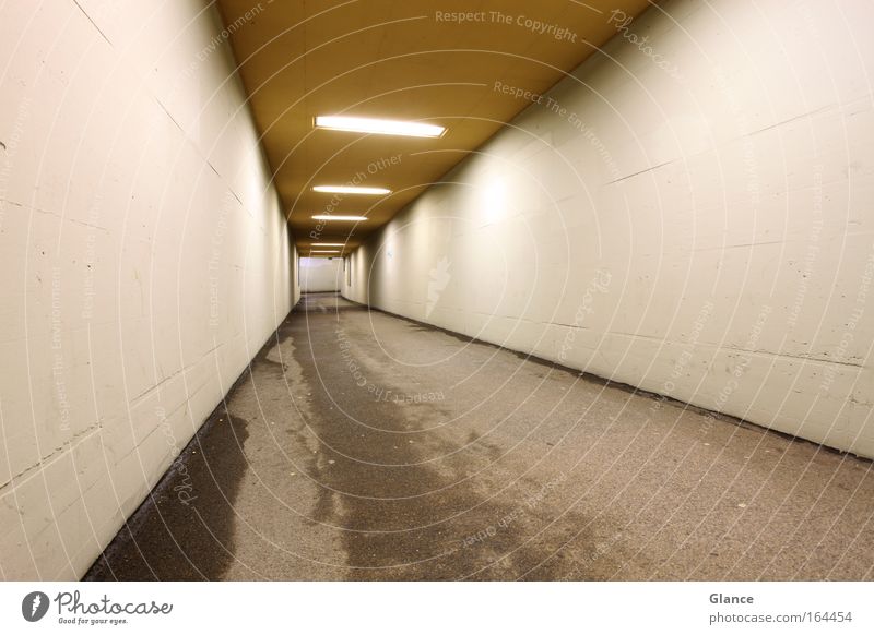 Ins Nichts Farbfoto Außenaufnahme abstrakt Menschenleer Textfreiraum rechts Kunstlicht Starke Tiefenschärfe Zentralperspektive Weitwinkel Tunnel Mauer Wand