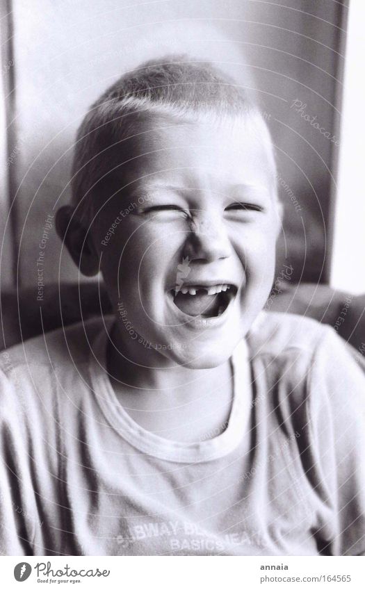Zahnloser Lacher Schwarzweißfoto Innenaufnahme Tag Porträt Oberkörper Blick Blick in die Kamera maskulin Kind Junge Gesicht Mund Zähne 1 Mensch Lächeln lachen