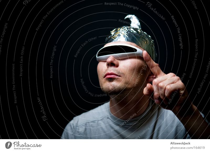 paranoia-man Farbfoto Studioaufnahme Textfreiraum links Blitzlichtaufnahme Porträt Oberkörper Vorderansicht Blick nach vorn maskulin 1 Mensch einzigartig
