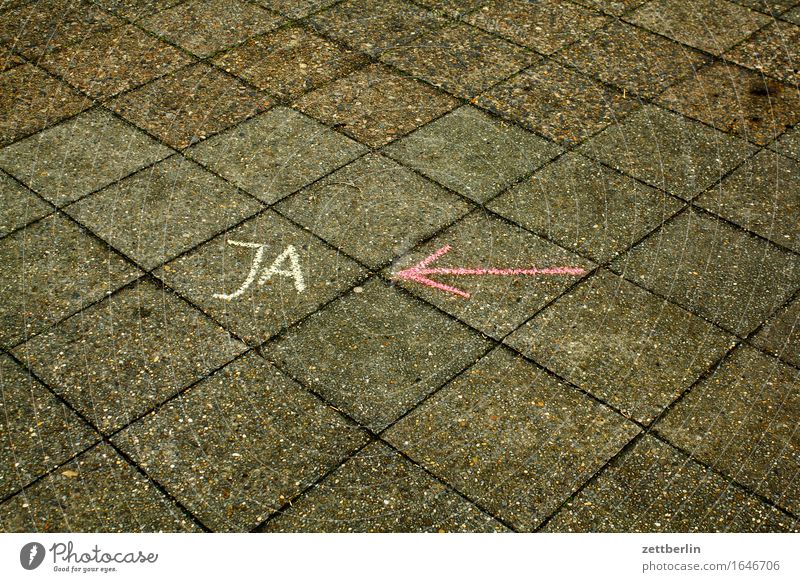 JA <- alternativ Aufgabe Bürgersteig Entscheidung Fußweg Bodenplatten ja Menschenleer nein Orientierung Pfeil Pflastersteine Richtung Rätsel Textfreiraum