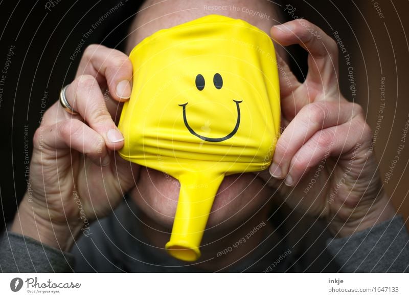 Nachmacher, Nachmacher! Lifestyle Freude Freizeit & Hobby Frau Erwachsene Leben Gesicht Hand 1 Mensch Luftballon Zeichen Smiley Lächeln lustig gelb Gefühle
