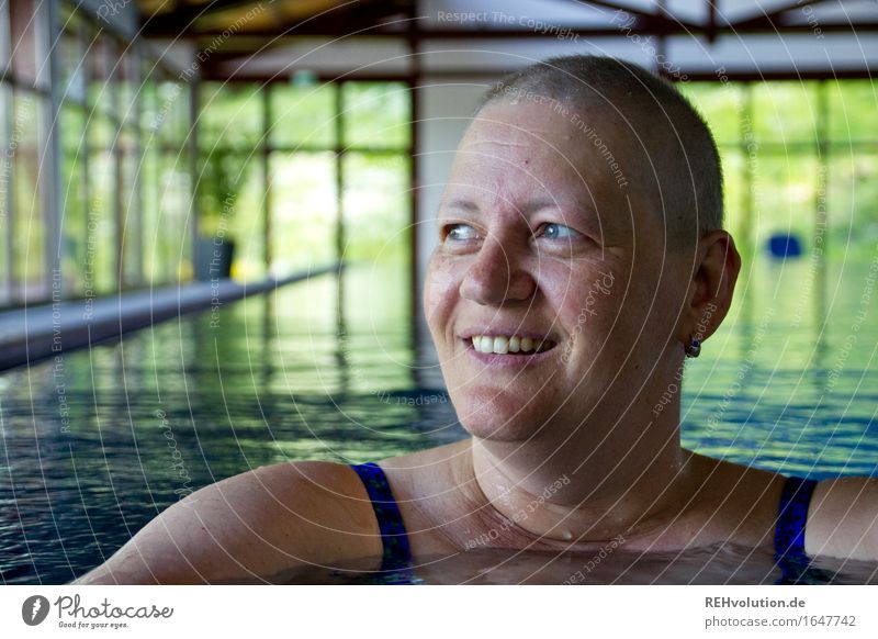 susi wasserratte Sport Wassersport Schwimmen & Baden Schwimmbad Mensch feminin Frau Erwachsene Kopf Gesicht 1 30-45 Jahre Glatze Lächeln außergewöhnlich