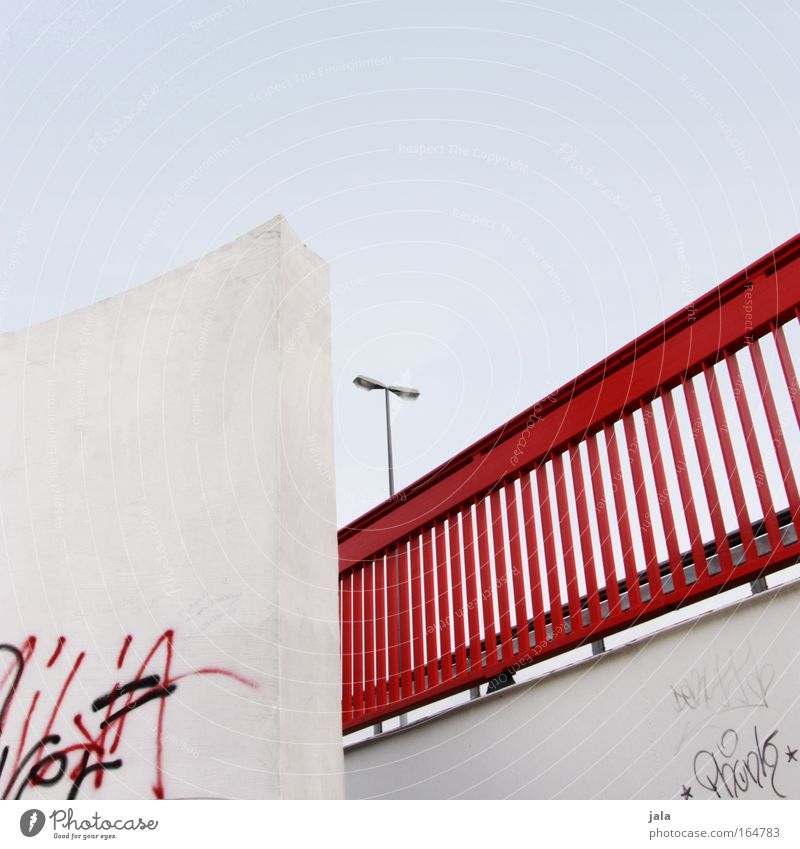 red rail Farbfoto Außenaufnahme Menschenleer Tag Licht Wolkenloser Himmel Brücke Bauwerk Mauer Wand Straßenbeleuchtung Geländer blau rot Stadtleben