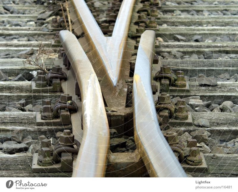 Gleise nicht laut Eisen Balken Richtung wohin Orientierung Holz Eisenbahn Weiche Metall Pfeil Wegweiser Industriefotografie Rost