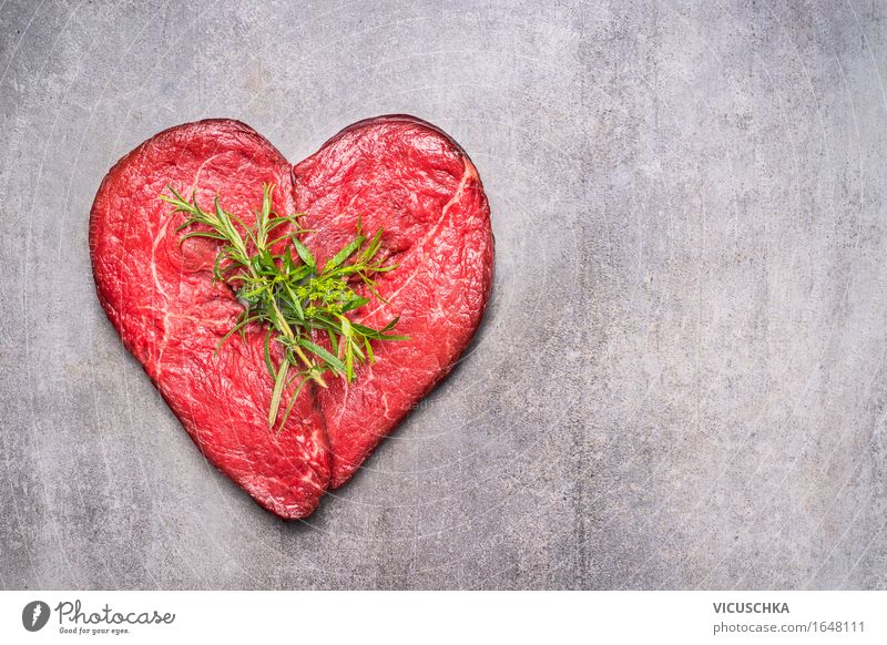 Herz aus rohem Fleisch mit Kräutern Lebensmittel Kräuter & Gewürze Bioprodukte kaufen Stil Design Gesunde Ernährung Restaurant Valentinstag Liebe Steak