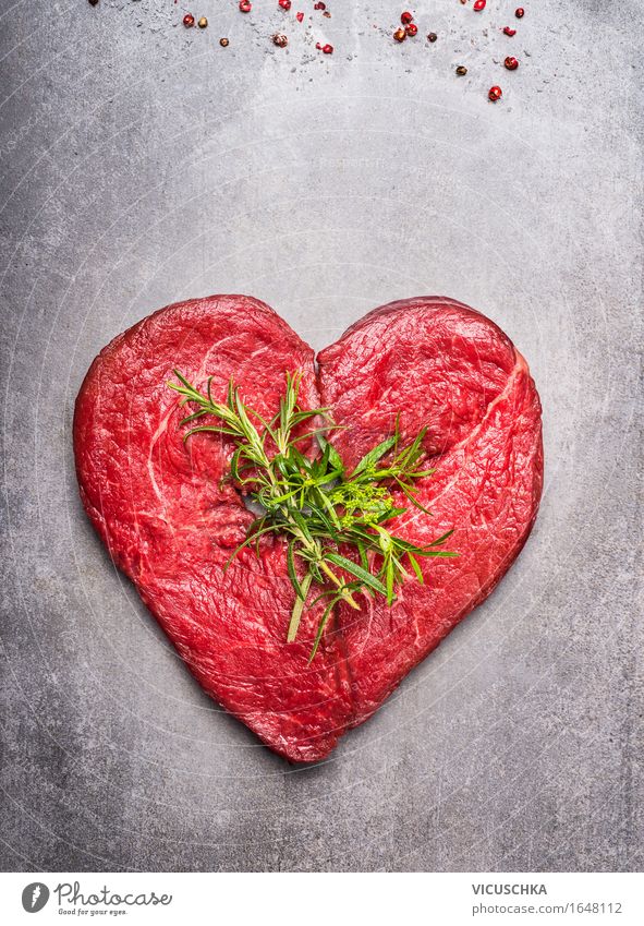 Herz aus rohem Fleisch mit Kräutern Lebensmittel Kräuter & Gewürze Ernährung Bioprodukte Stil Design Gesunde Ernährung Fitness Zeichen herzförmig