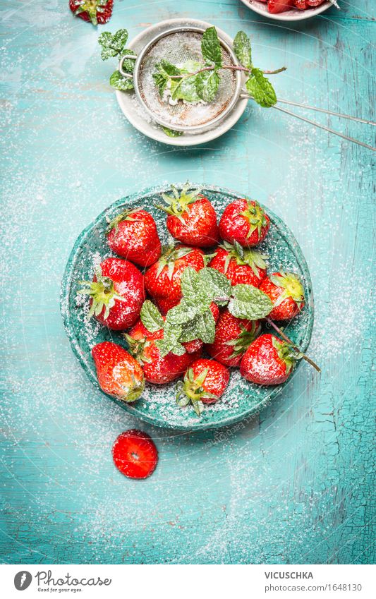 Erdbeeren mitSieb mit Puderzucker Lebensmittel Frucht Dessert Ernährung Frühstück Bioprodukte Vegetarische Ernährung Diät Geschirr Schalen & Schüsseln Stil