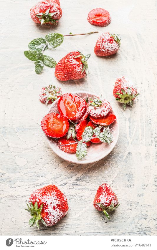 Schüssel mit Erdbeeren in Scheiben geschnitten mit Puderzucker Lebensmittel Salat Salatbeilage Frucht Dessert Ernährung Frühstück Büffet Brunch Bioprodukte