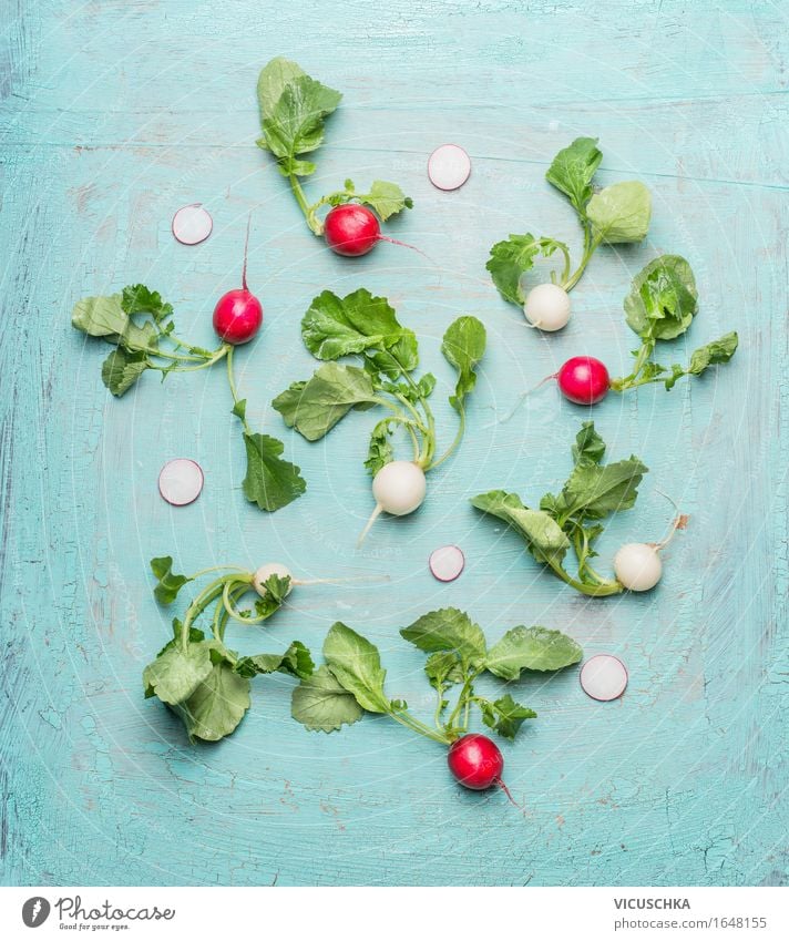 Weißen und roten Radieschen mit grünen Blättern Gemüse Salat Salatbeilage Ernährung Bioprodukte Vegetarische Ernährung Diät Lifestyle Stil Design