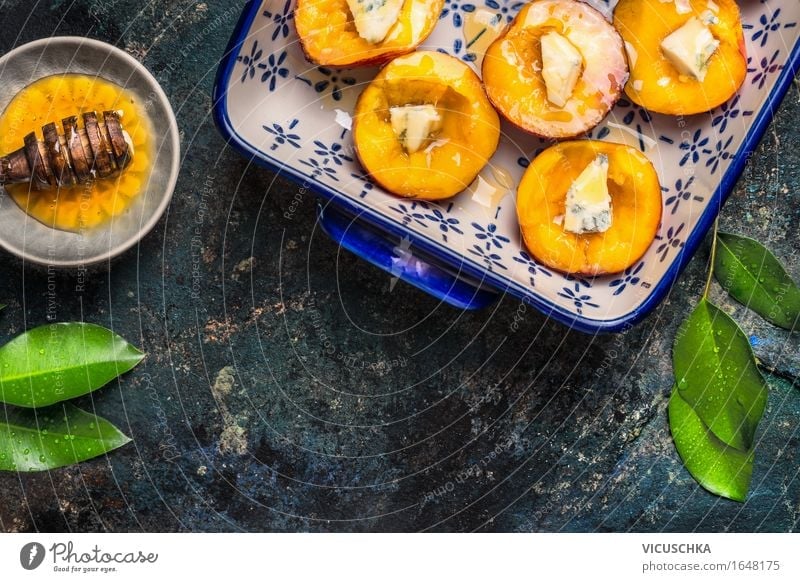 Pfirsichen mit Käse und Honig in der Backform Lebensmittel Frucht Dessert Süßwaren Ernährung Bioprodukte Vegetarische Ernährung Diät Saft Geschirr Teller Stil