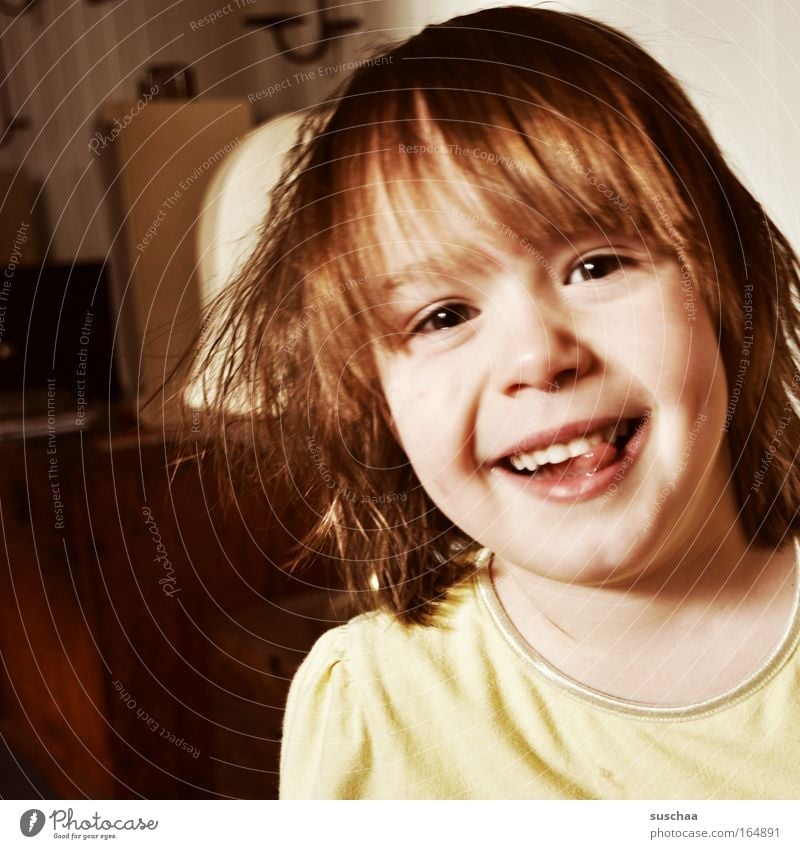 zungenspitzerin Gedeckte Farben Innenaufnahme Kontrast Porträt Blick in die Kamera Kind Mädchen Kopf Haare & Frisuren Gesicht Auge Ohr Nase Mund Lippen Zähne