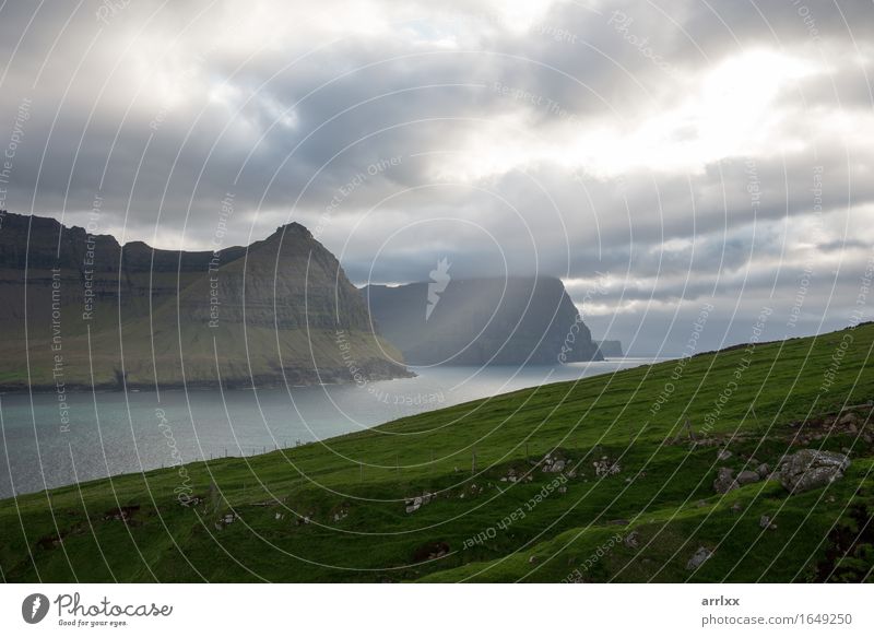 Landschaft auf den Färöern von Vidareidi aus gesehen Sonne Meer Berge u. Gebirge wandern Gras Wiese Felsen Fluss Stein grün Gefühle intensiv dramatisch Stimmung
