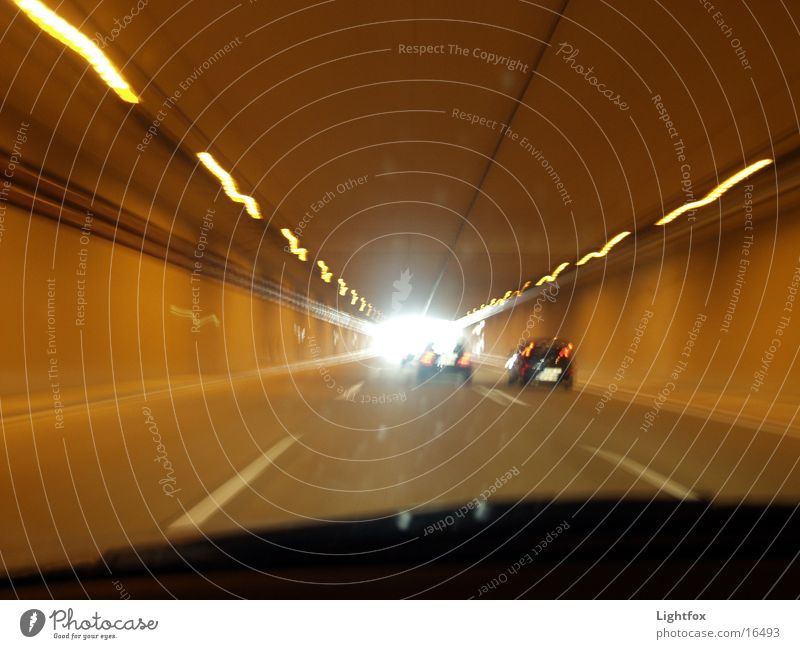 Am Ende des Tunnels ist Licht!!!!! Geschwindigkeit PKW Straße verwacklung Linie