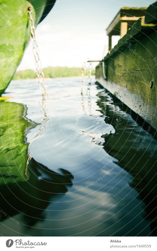 Verbindendes Medium Natur Wasser See Bootsfahrt Holz Metall blau grün Lebensfreude Vorfreude Erholung Steg ankern Bank Reflexion & Spiegelung Spiegelbild unklar