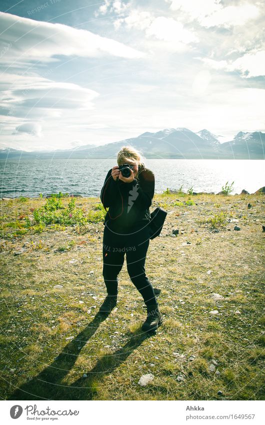 Auf Entdeckungskurs Ferien & Urlaub & Reisen feminin 1 Mensch Wolken Seeufer entdecken Coolness sportlich Leidenschaft Fotografieren Farbfoto Tag
